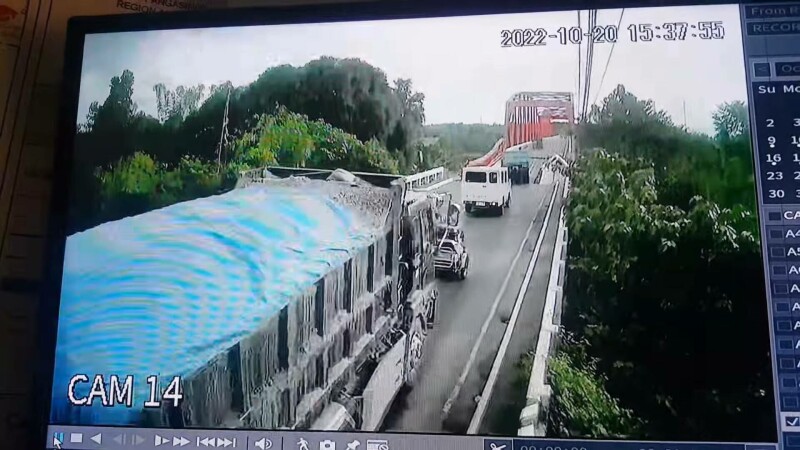 Photo of video | Momentul în care un pod se prăbușește, când este traversat de două camioane